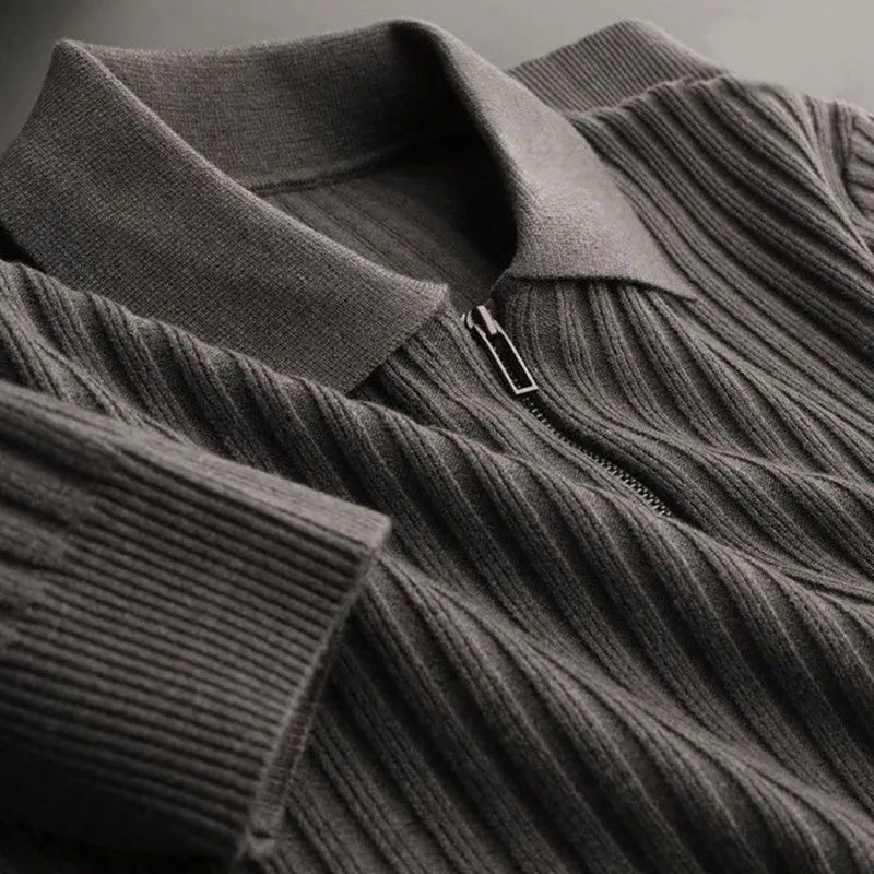 Elegante jersey con cremallera y diseño a rayas