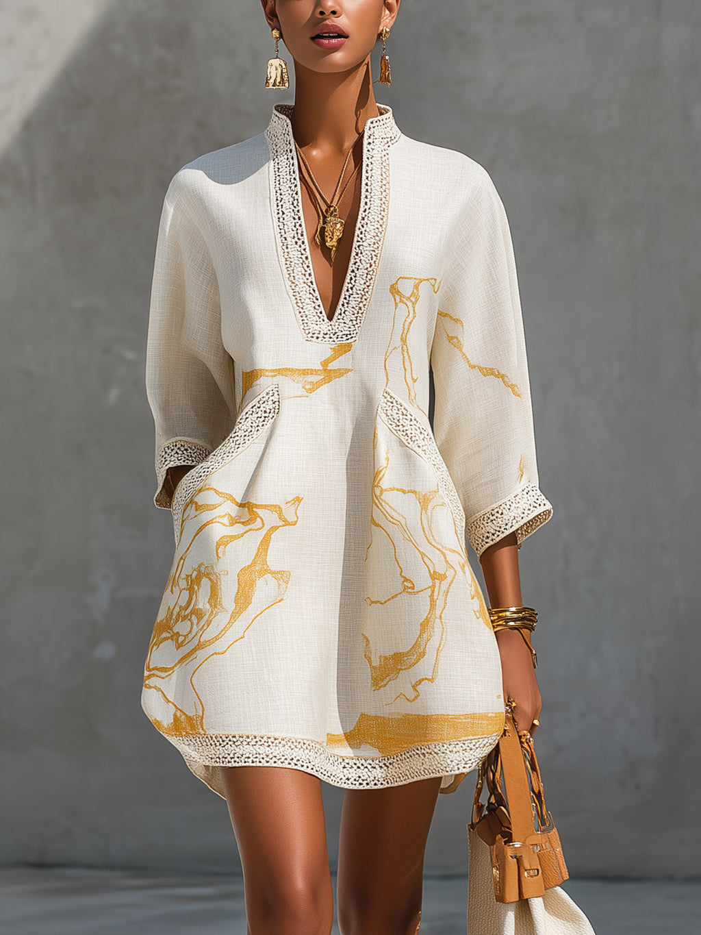 Alejandra | Vestido mini de encaje de ganchillo color marfil con motivos dorados y escote en V