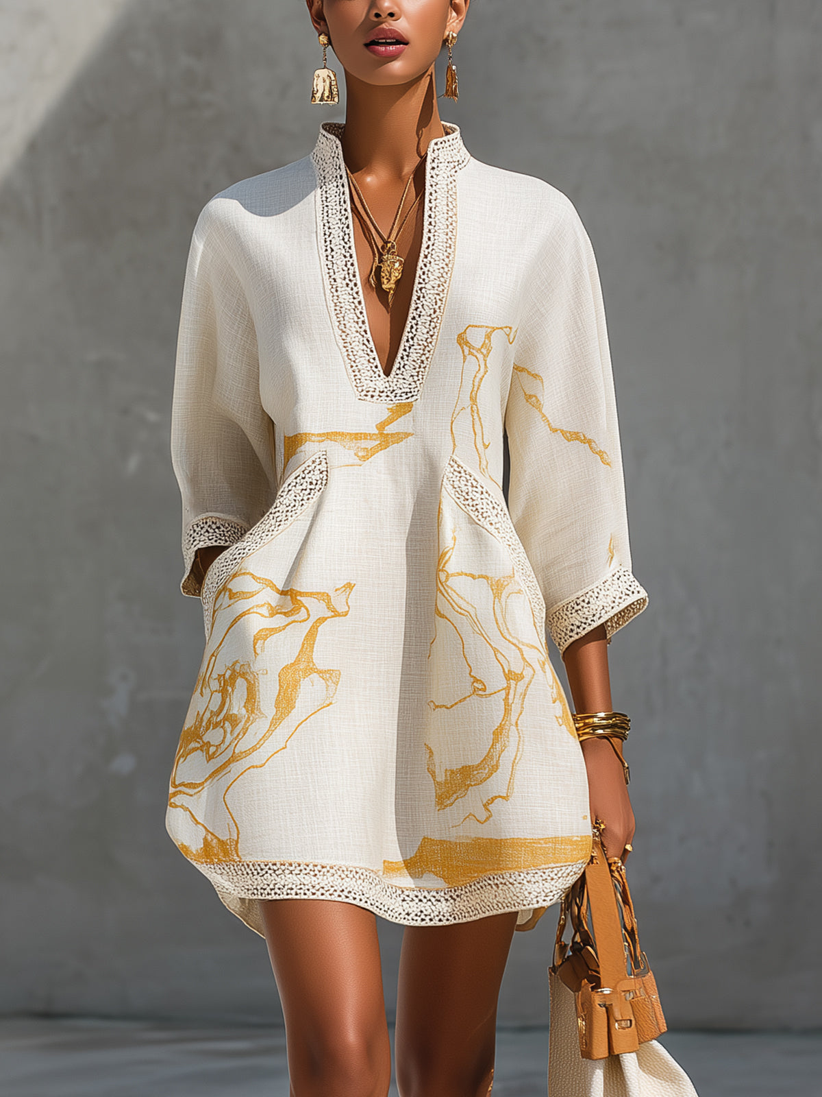 Alejandra | Vestido mini de encaje de ganchillo color marfil con motivos dorados y escote en V