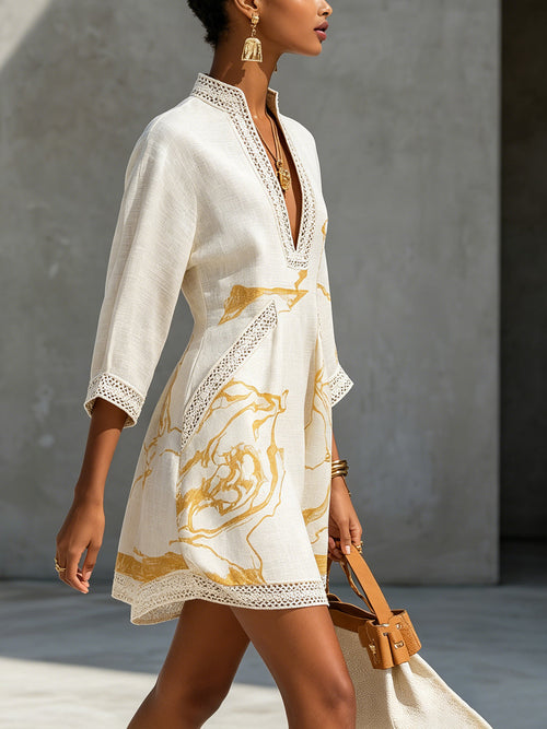 Alejandra | Vestido mini de encaje de ganchillo color marfil con motivos dorados y escote en V